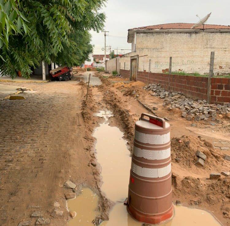 Morador denuncia lamaçal causado por obra de duplicação da BR-407