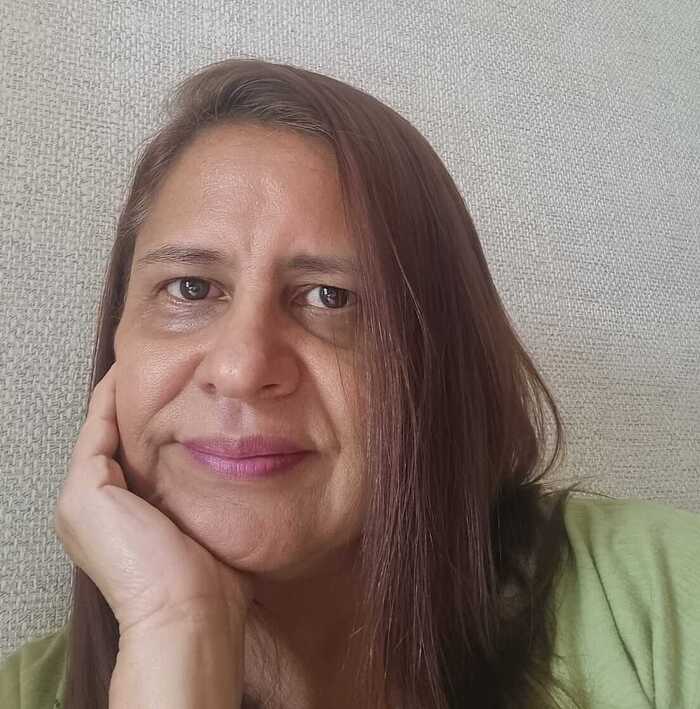 Poetisa petrolinense Arleide Carvalho autografa hoje (14) o seu livro “Primeiros Versos”