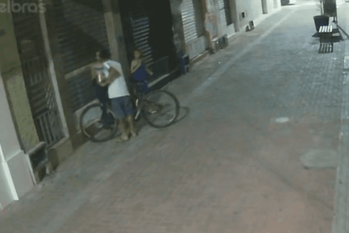 Câmera de segurança flagra assalto no calçadão em Juazeiro