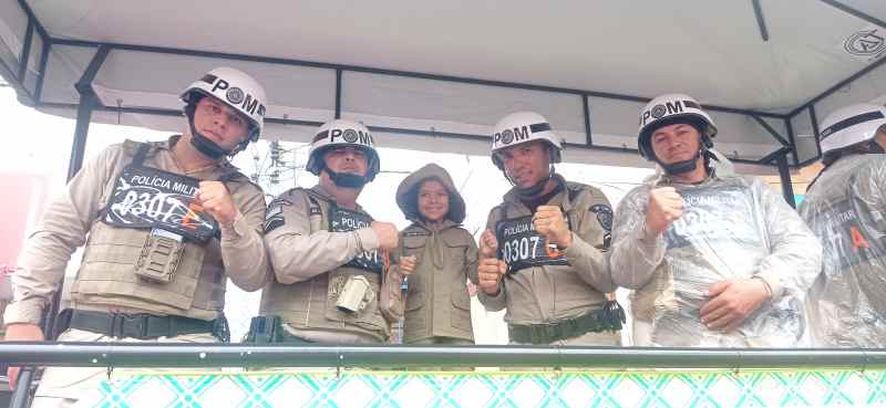 Menina realiza sonho de brincar Carnaval caracterizada de policial militar