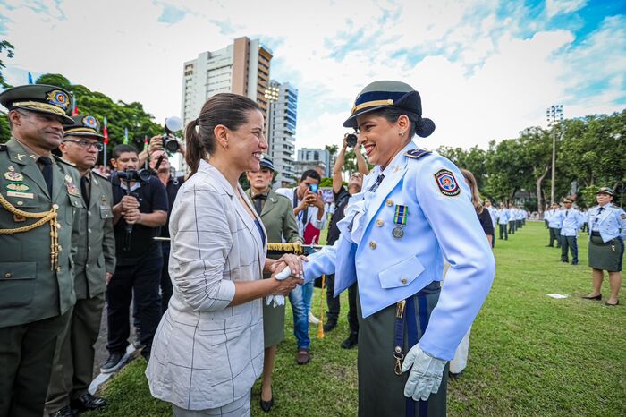 Raquel Lyra participa de cerimônia de formação de 193 novos oficiais da Polícia Militar