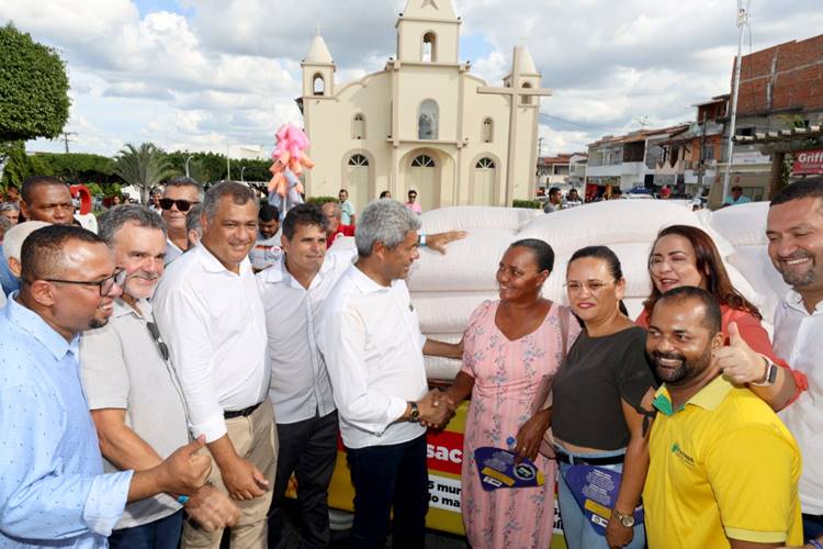Governo da BA inicia entrega de milho para ração animal em municípios atingidos pela seca