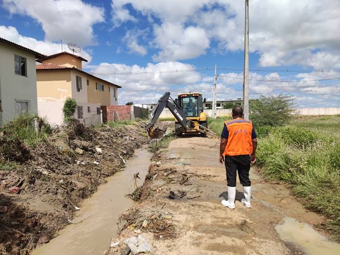 Prefeitura de Juazeiro realiza serviços para solucionar transtornos causados pelas chuvas