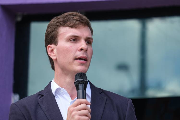 Coluna da Folha: Miguel Coelho aumenta o tom contra a violência e pisa no tatame político de Pernambuco