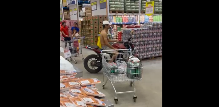 Homem invade estabelecimento com uma moto em Feira de Santana