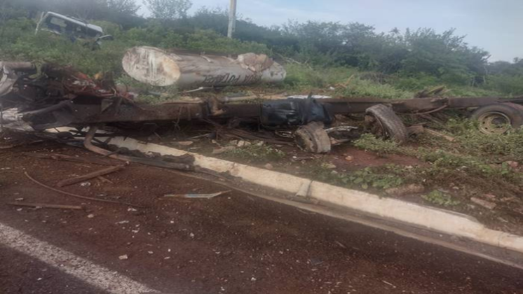 Grave acidente na BR-407 próximo ao Pau Ferro deixa duas vítimas fatais e uma ferida