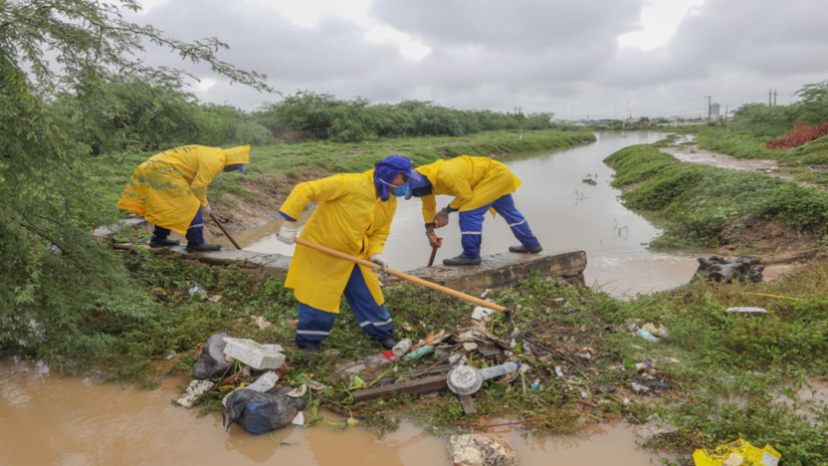 Cerca de 200 trabalhadores da Prefeitura de Petrolina estão atuando para reduzir os transtornos causados pela chuva