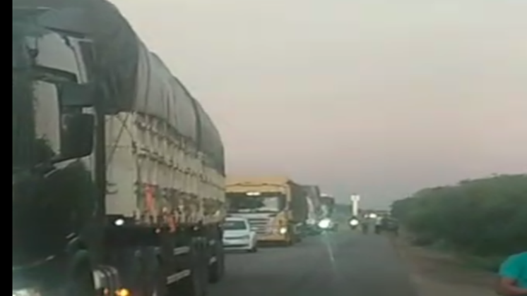 Protesto segue interditando trecho da BR 235 que liga Petrolina e Casa Nova