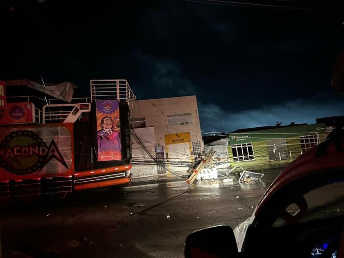 Trio elétrico derruba poste em Salgueiro