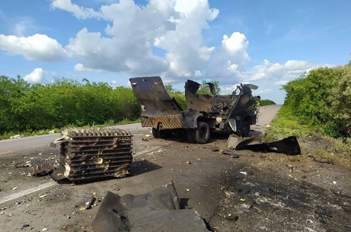 Criminosos explodem carro-forte em Parnamirim