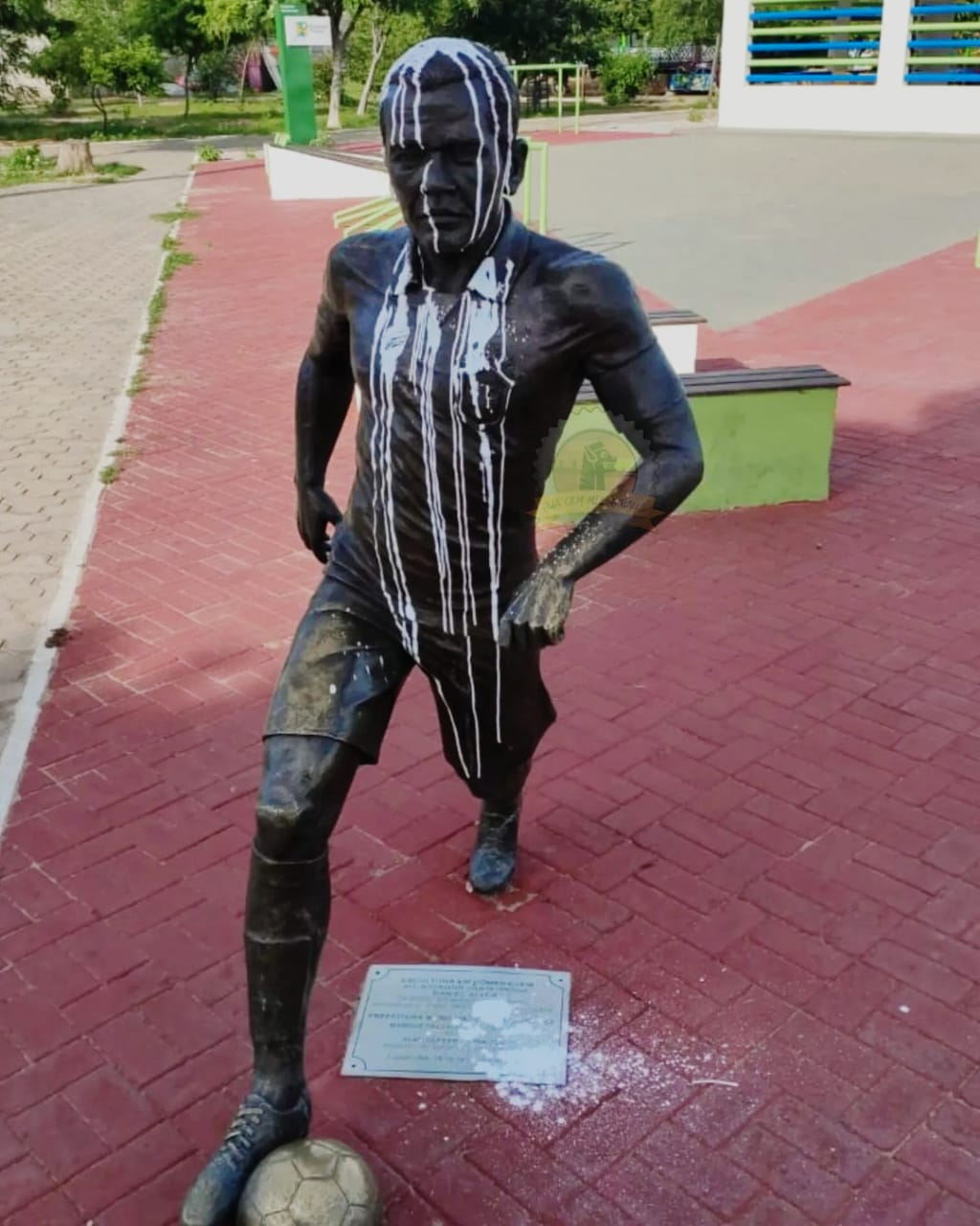 Estátua de Daniel Alves é pichada em Juazeiro após condenação por estupro