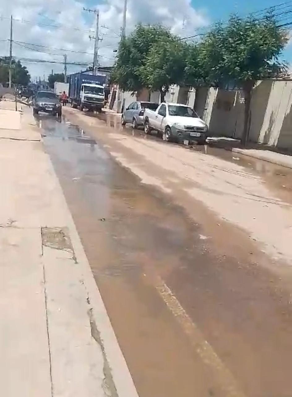 Moradora denuncia vazamento de água no bairro Santa Luzia