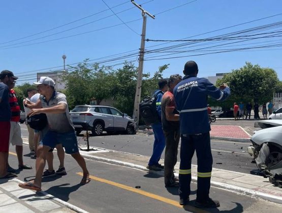 Forte acidente na Avenida da Integração envolve 2 veículos