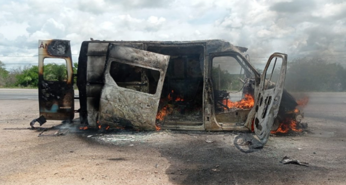 Ambulância pega fogo na BR 324 próximo a Capim Grosso