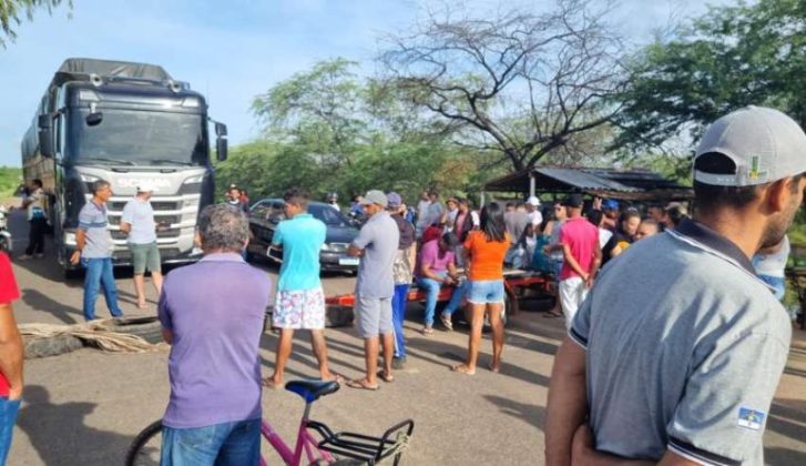Protesto na BR-235 em Petrolina (PE): Moradores cobram solução definitiva após inúmeros transtornos