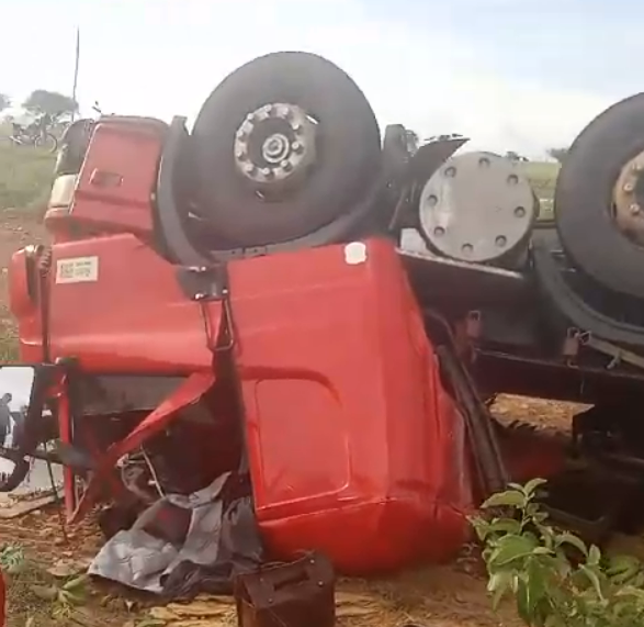 Caminhão capota próximo a Dormentes, em Pernambuco