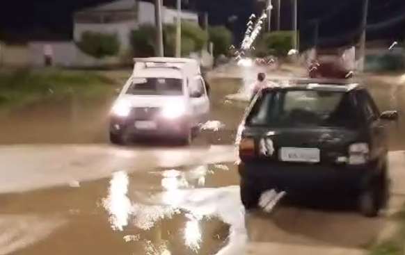 Ambulância quebra em avenida alagada no bairro Dom Avelar