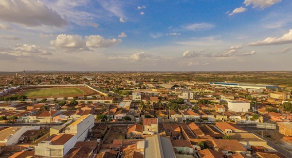 Dono da loja tem casa invadida e esposa feita refém por bandidos em Dormentes (PE)