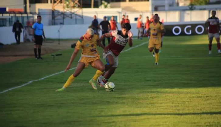 Com emoção no último minuto, Santa Cruz vence o Petrolina por 2 a 1 no estádio Paulo Coelho