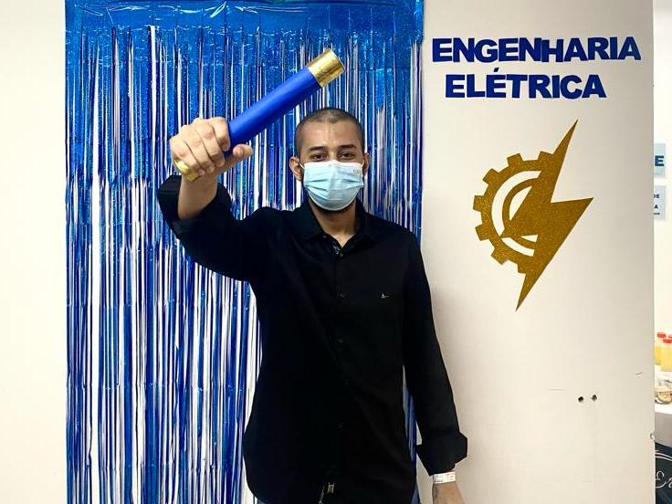 Jovem internado no Hospital Regional de Juazeiro cola grau nas dependências da unidade