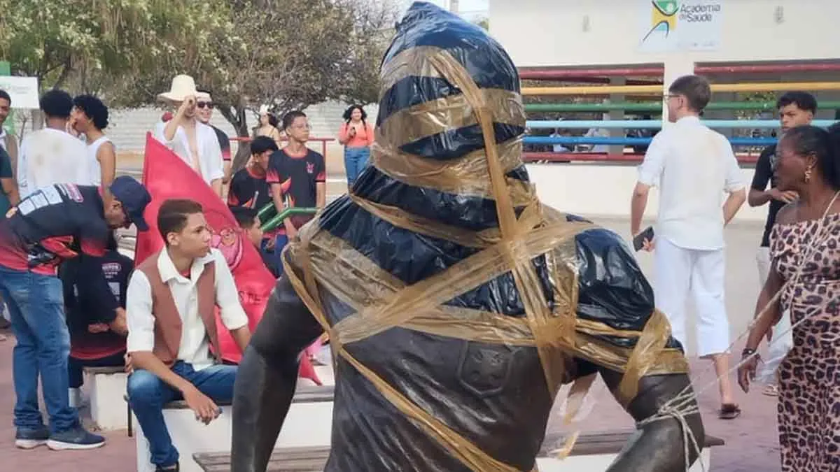 A controvérsia da estátua de Daniel Alves