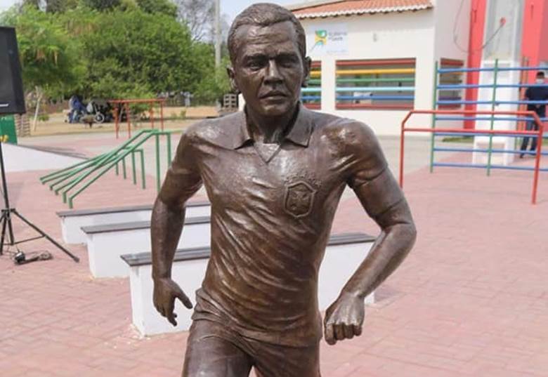 Juazeirenses pedem remoção de estátua de Daniel Alves