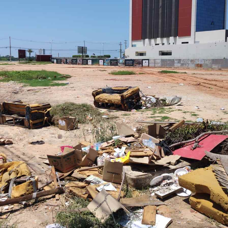 Moradores denunciam acúmulo de lixo em terreno no bairro Atrás da Banca