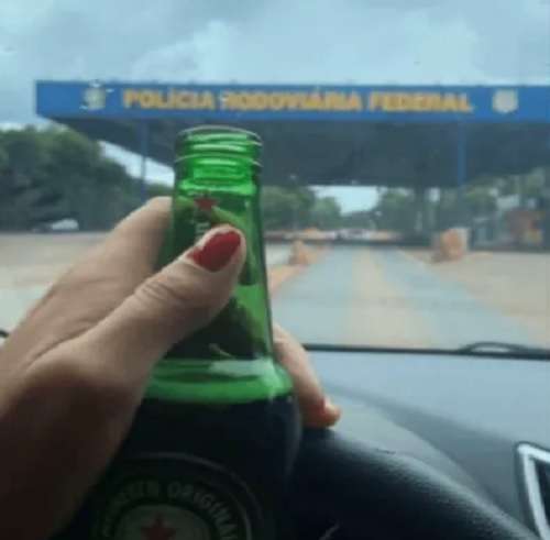 Mulher posta foto de cerveja no volante e perde CNH em Minas Gerais
