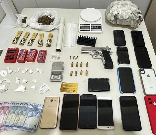 Dois suspeitos são presos por porte ilegal de arma e tráfico de drogas