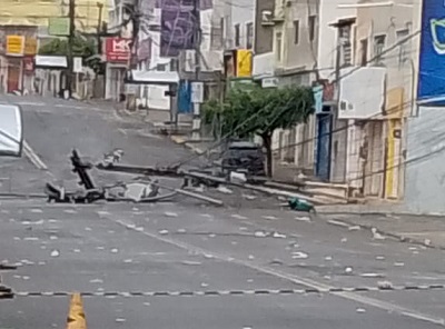 Trio elétrico atinge fiação e derruba poste na primeira noite de Carnaval  — Blog Edenevaldo Alves