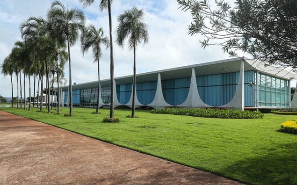 Carro tenta invadir residência oficial do presidente da República e leva tiros — Blog Edenevaldo Alves