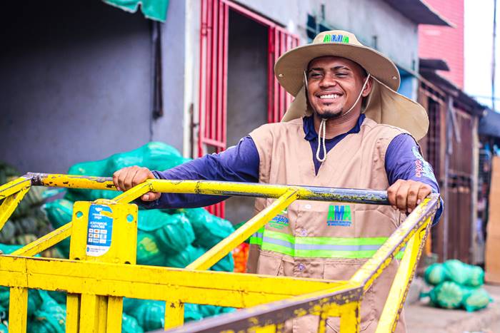 Prefeitura de Juazeiro entrega EPIs para carrinheiros no Mercado do Produtor