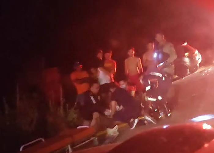 Acidente entre carro e moto na Estrada das Pedrinhas deixa feridos