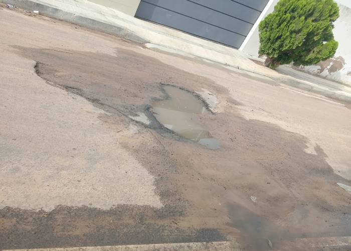 Compesa conclui obra, mas deixa buraco em rua do Dom Avelar