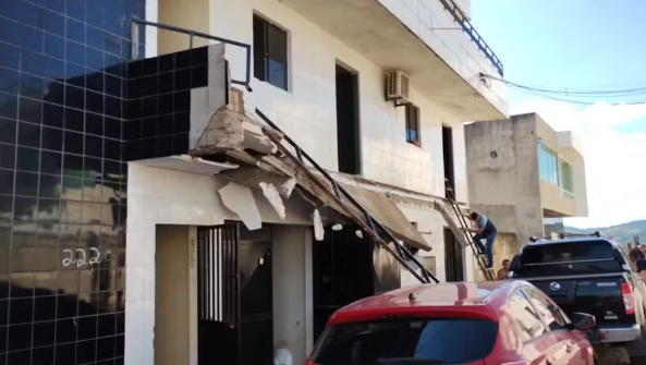 Desabamento de marquise em Vitória de Santo Antão fere mulher e criança de 3 anos