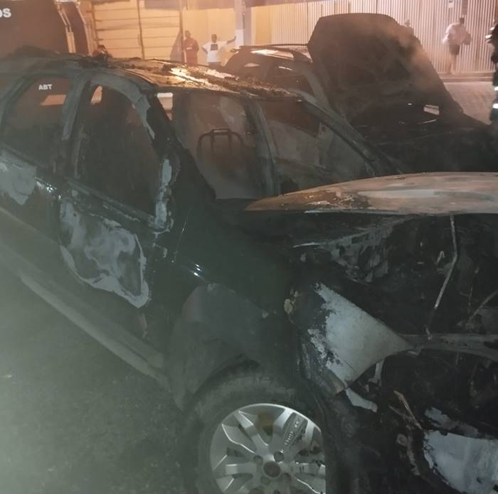Carros pegam fogo próximo a hospital particular de Juazeiro