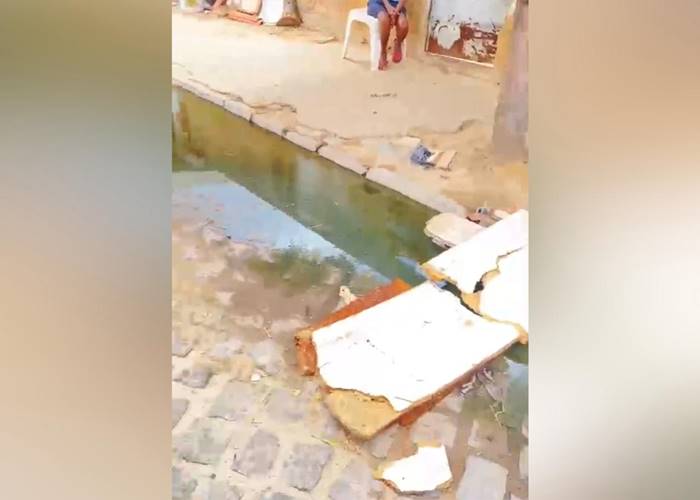 Esgoto estourado desafia paciência dos moradores da Vila Eduardo