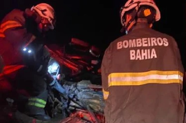 Quatro homens morrem em acidente entre dois caminhões no distrito de Massaroca  — Blog Edenevaldo Alves