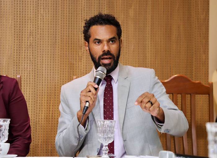 Professor Gilmar elogia projeto que assegura proteção às mulheres em bares e restaurantes