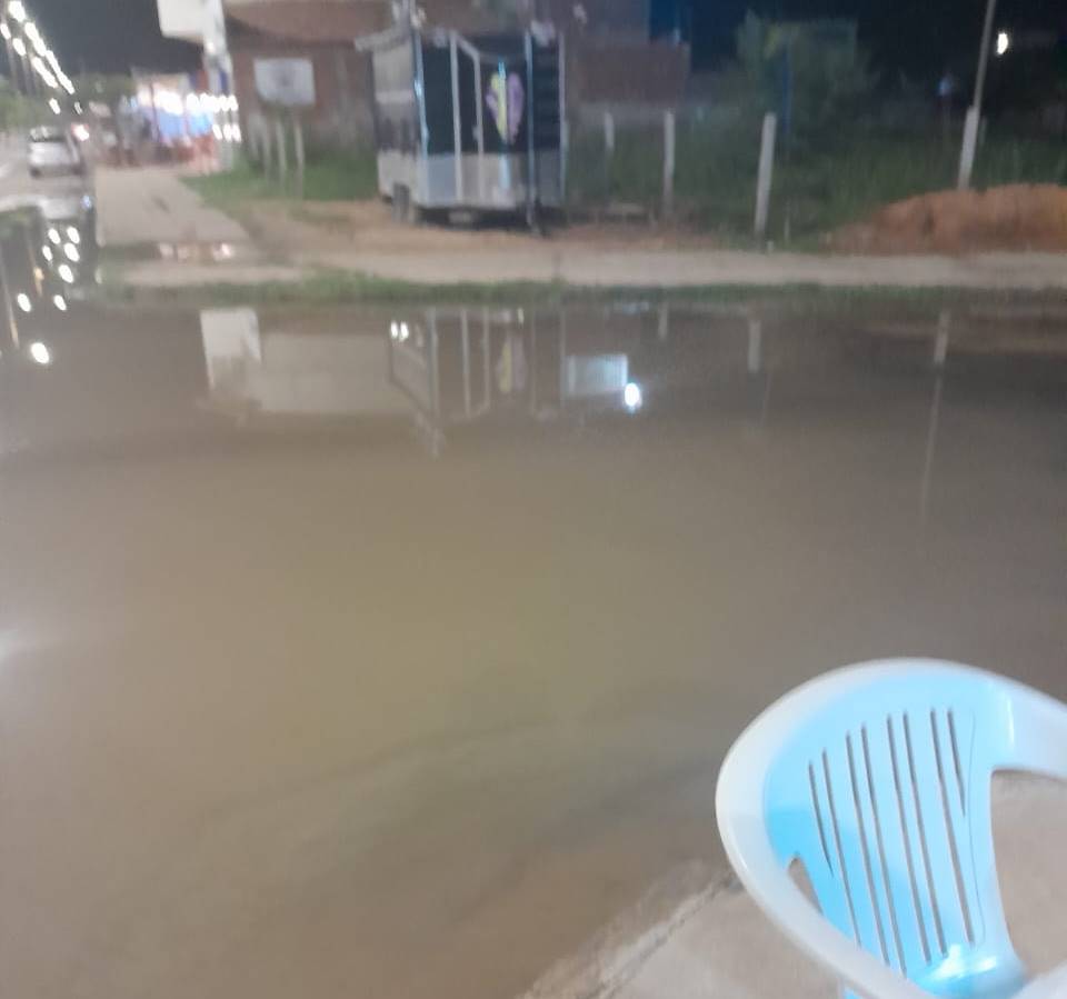 Rua no Dom Avelar fica sem água por conta de cano estourado