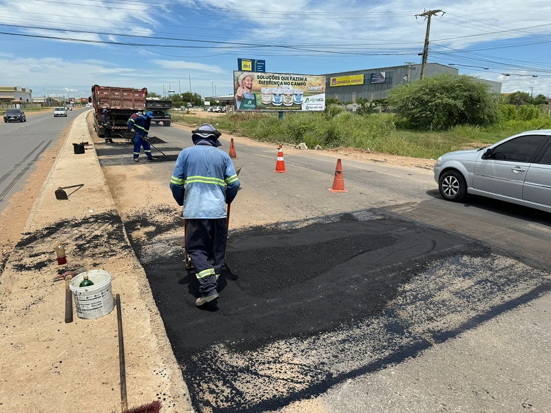 Prefeitura de Juazeiro desiste de esperar pelo Governo do Estado e realiza tapa-buraco na BA-210