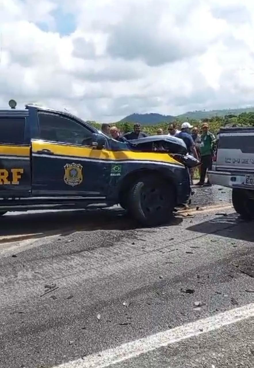 Acidente na BR 232 em Sanharó/PE nesta sexta-feira (01): Viatura da PRF colide com caminhonete