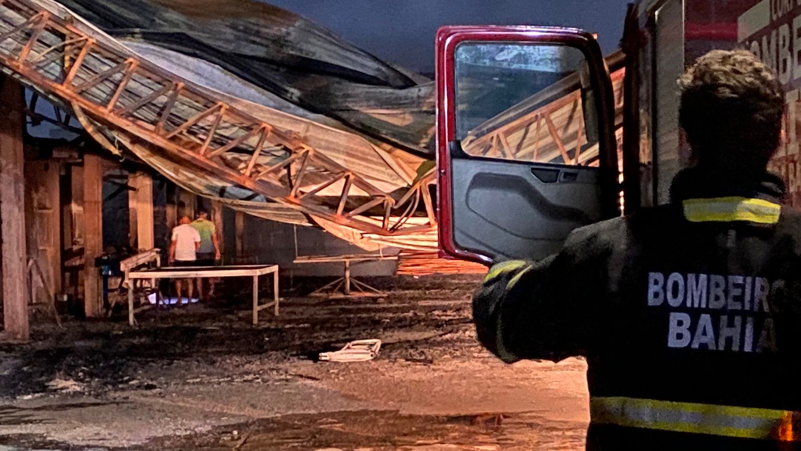 Incêndio em fábrica de colchões em Juazeiro-BA