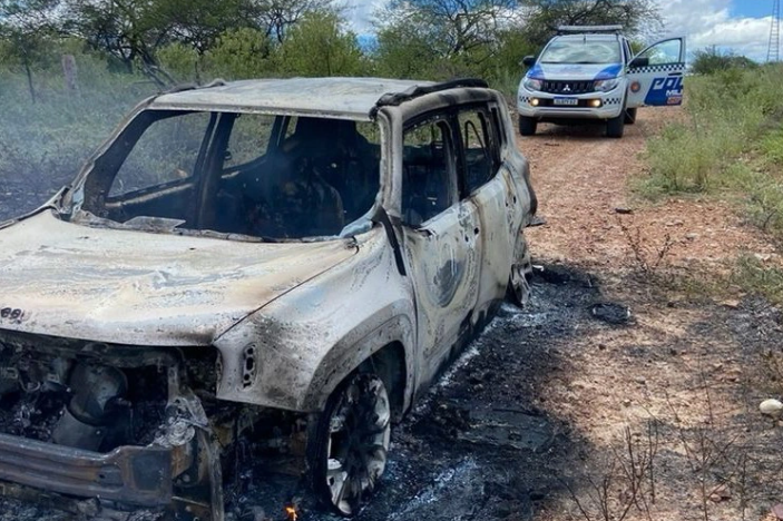 Dois corpos são encontrados carbonizados dentro de carro na BR-407, próximo a Afrânio (PE) — Blog Edenevaldo Alves