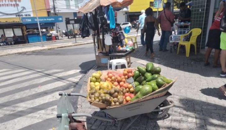 Petrolina (PE): Ambulantes são orientados sobre a comercialização de frutas e verduras nas calçadas