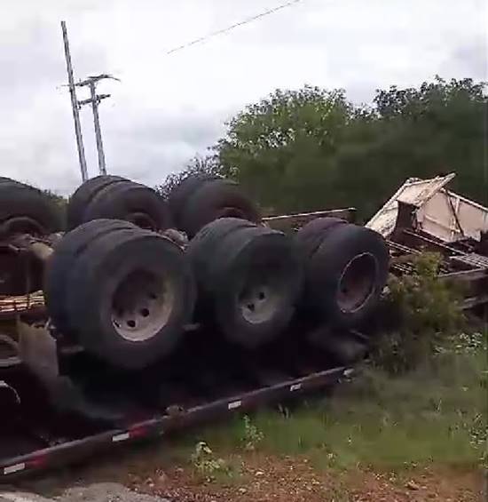 Caminhão carregado de madeira tomba próximo às Dunas de Casa Nova