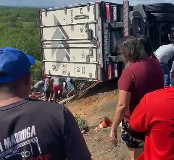Cabrobó: Carga de carnes é saqueada após caminhão tombar na BR-316