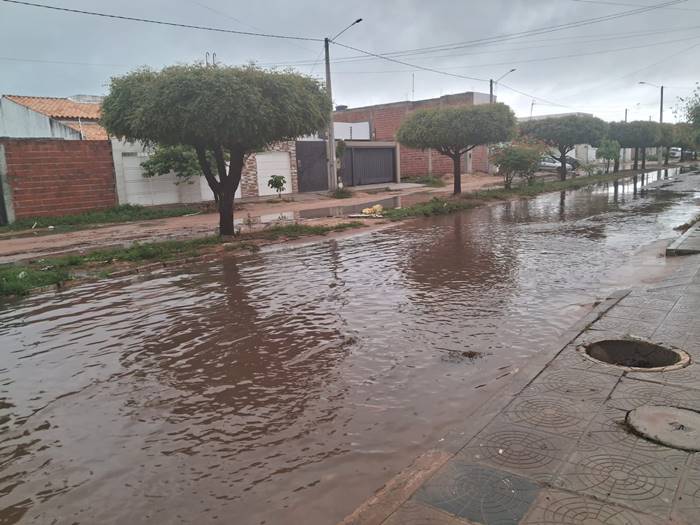 Chuva e esgoto estourado tiram sono de moradores em residencial de Petrolina