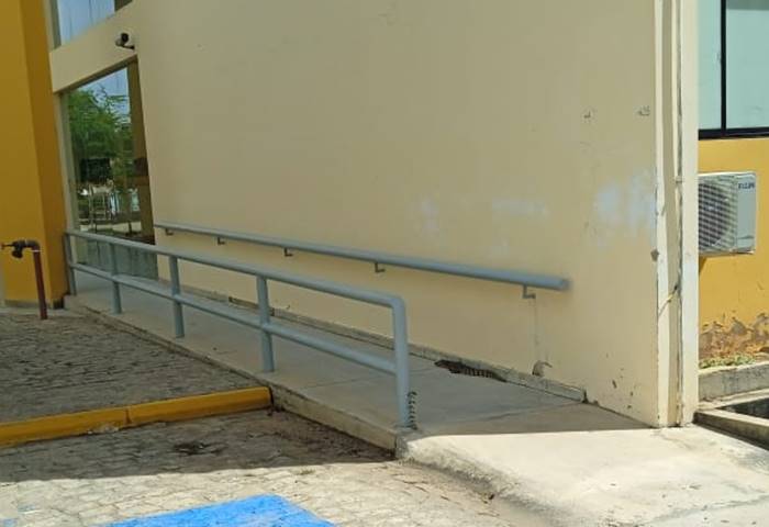 Bombeiros recolhem filhote de jacaré no Campus da Univasf em Juazeiro