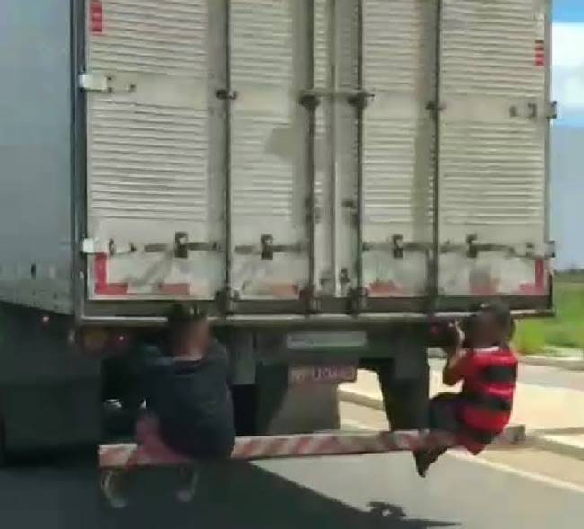 Sem amor à vida: Jovens são flagrados ‘pongando’ em caminhão na Cardoso de Sá